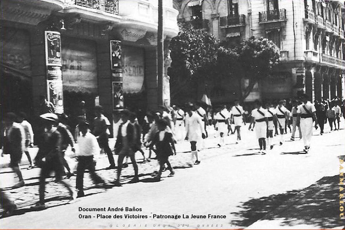 Oran - Place des Victoires - Defile Jeune France .jpg